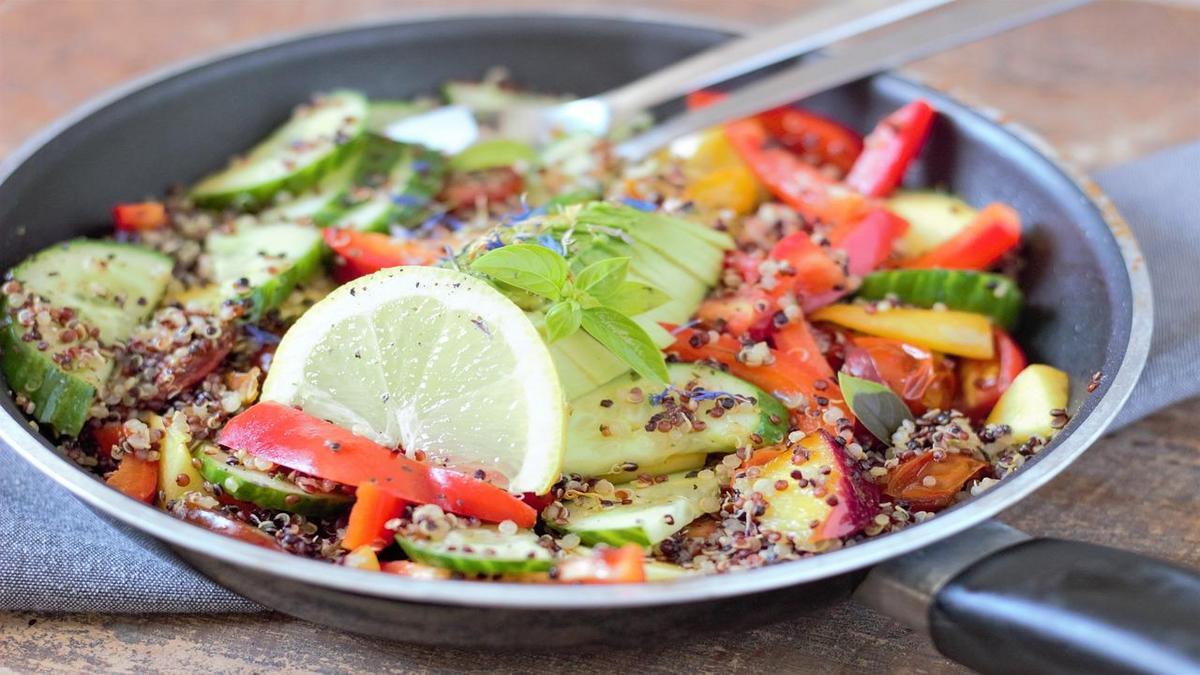 Salada de Quinoa com Legumes Irresistível:  Menos de 15 Minutos!