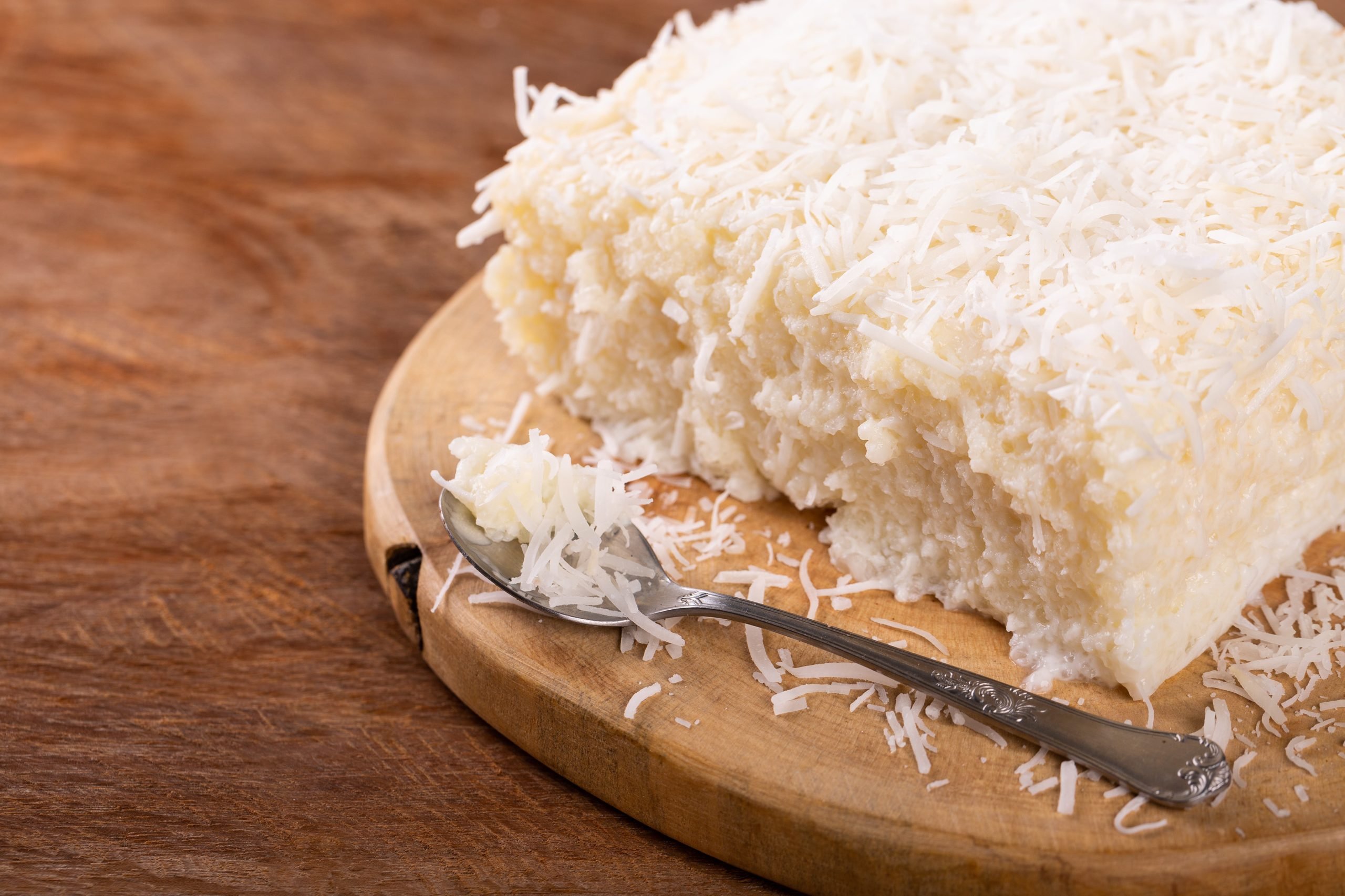 Bolo de tapioca gelado com coco: Receita cremosa e fácil para festa junina