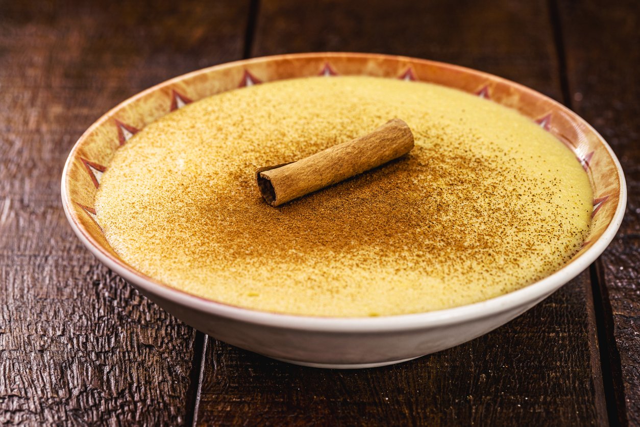 Curau de milho verde cremoso com leite condensado: sobremesa tradicional com sabor de festa junina