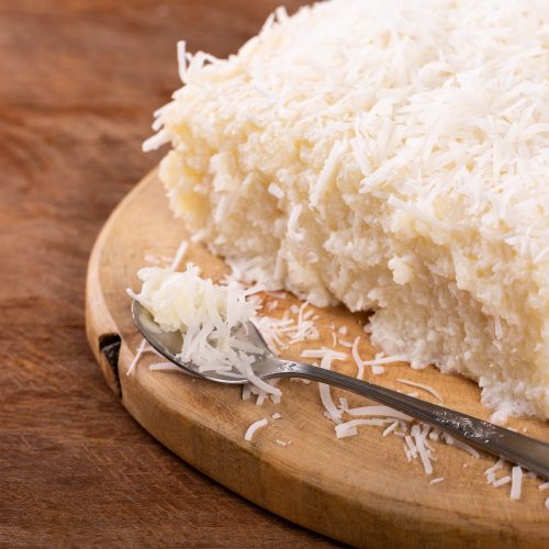 Bolo de tapioca gelado com coco: Receita cremosa e fácil para festa junina