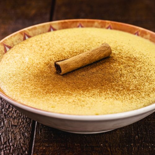 Curau de milho verde cremoso com leite condensado: sobremesa tradicional com sabor de festa junina