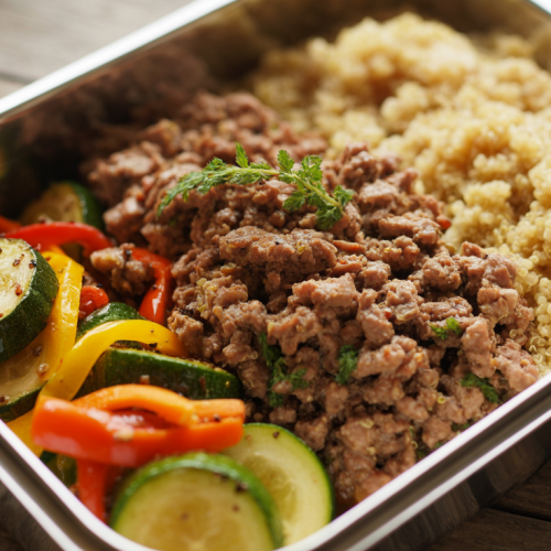 Carne moída com quinoa e legumes salteados na Marmita