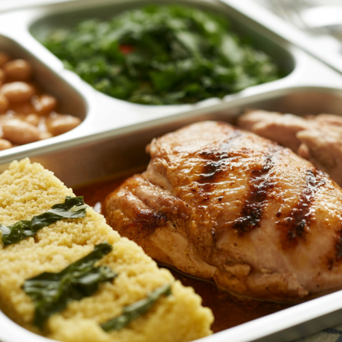 Frango grelhado com farofa de couve e feijão-carioca na Marmita