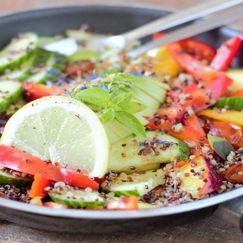 Salada de Quinoa com Legumes Irresistível:  Menos de 15 Minutos!